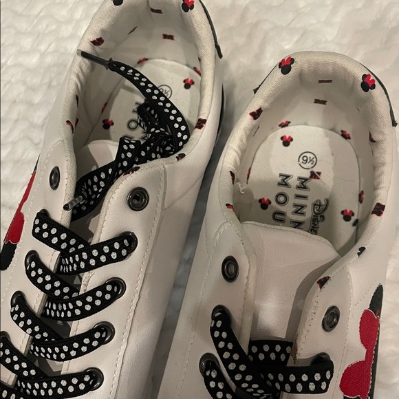 White Minnie Mouse Sneakers with Red and Black Accents not worn size 9.5 - Picture 2 of 6
